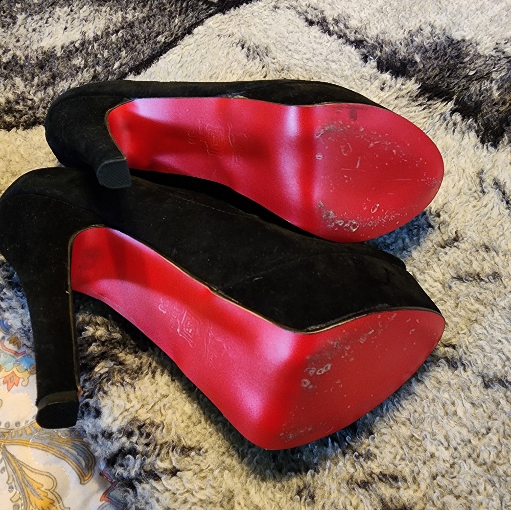 Christian Louboutin!!!!! Uncertain of authenticity. - Picture 3 of 5